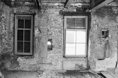 <p>Foto uit 1973 van de schuifvensters in de voorgevel en rechts het voormalige gemak op de verdieping van Papenstraat 11-13 (beeldbank RCE). </p>
